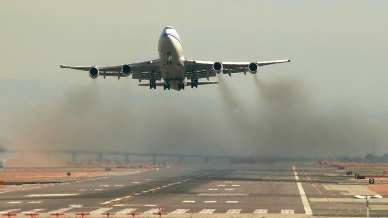 Luca Mercalli: “Investire sull’aeroporto di Parma è stupido e pericoloso”. La politica ascolti la Scienza, oggi è assurdo investire sul trasporto aereo perché è il mezzo più inquinante del mondo